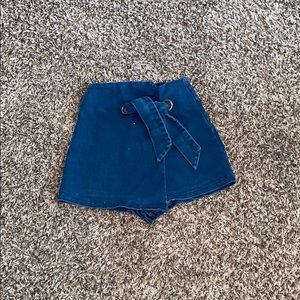 High-waisted Small blue denim skort!